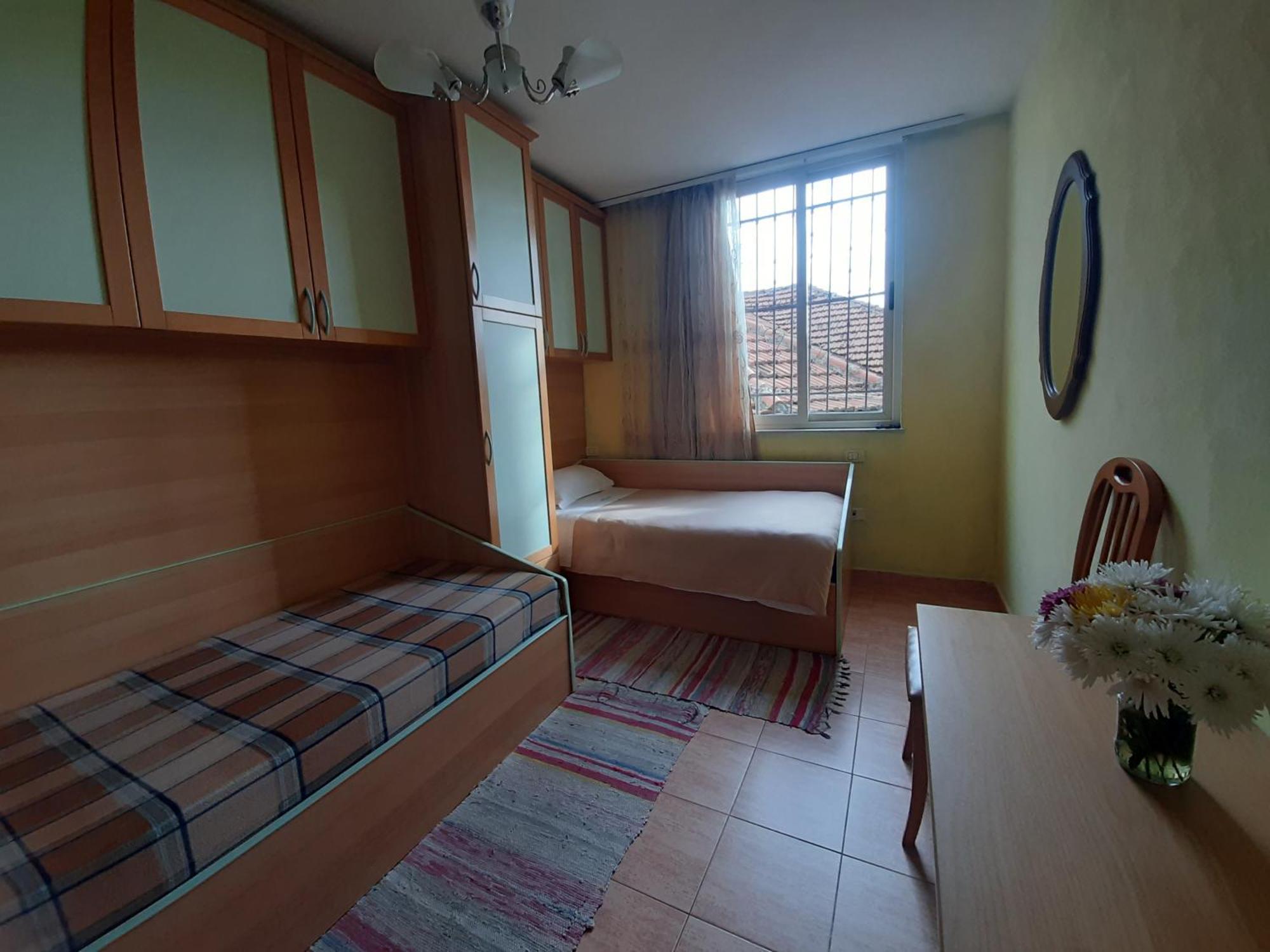 Enki'S Guesthouse Тирана Экстерьер фото